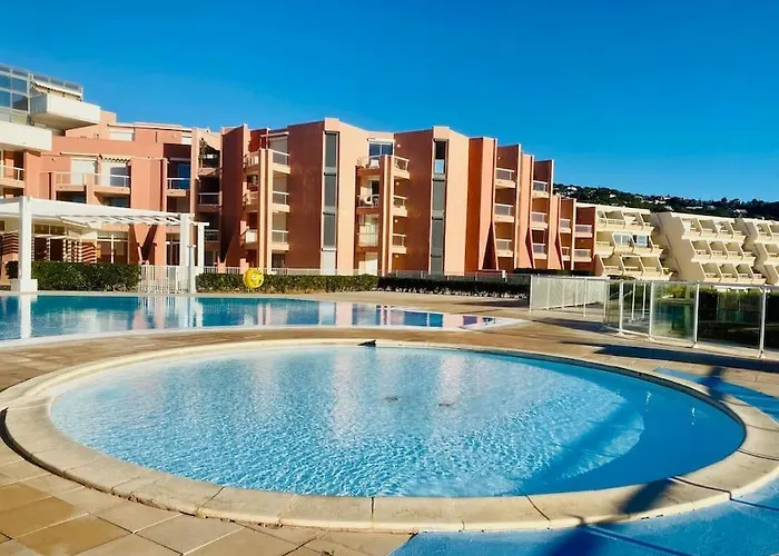 557 Cap Corniche Front De Clim Parking *